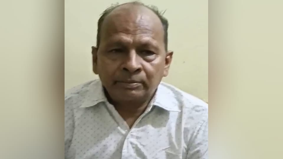 Meerut: Masked miscreant beats up SBI customer service point operator and loots ₹1.5 lakh.