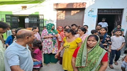 घटना के बाद मौके पर जुटे मोहल्ले के लोग।