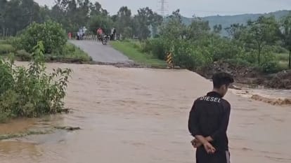 पठानकोट के नारायणपुर और लधेटी गांव के बीच बहती खड्ड में बरसात से बढ़े जलस्तर में डूबा रास्ता।