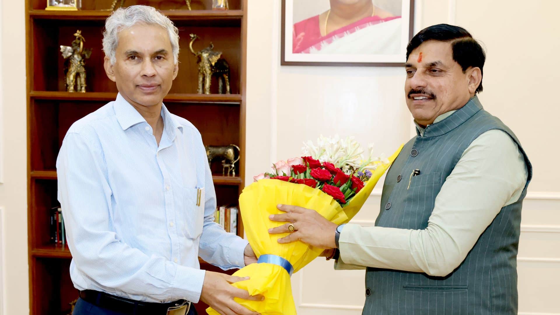 सीएम मोहन यादव के साथ सीएस अनुराग जैन