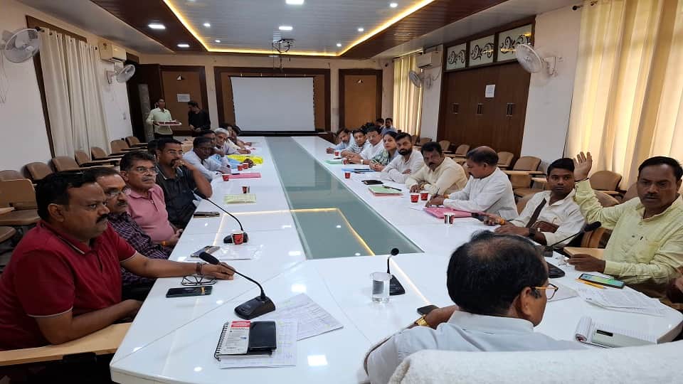 BJP Councillors Raise Concerns Over Poor Sanitation and Waterlogging in Agra Wards