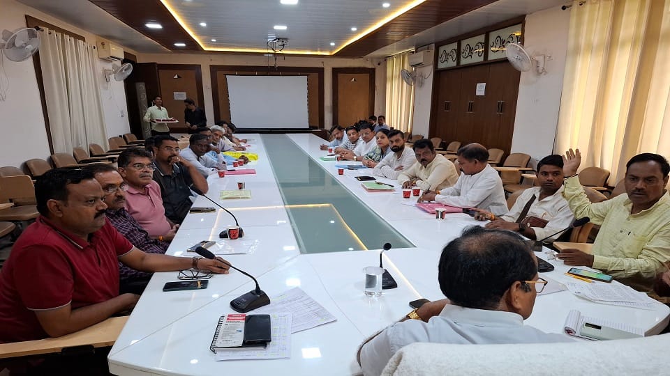 BJP Councillors Raise Concerns Over Poor Sanitation and Waterlogging in Agra Wards