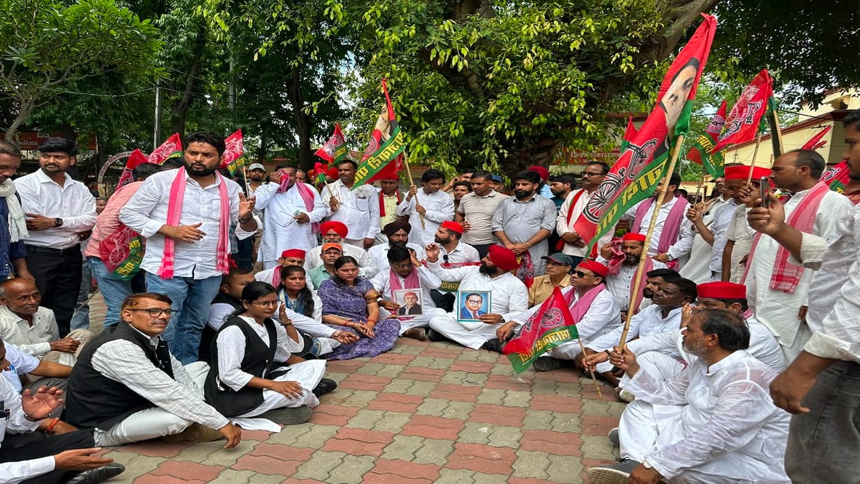 Protest against the detention of Rahul Gandhi and Akhilesh Yadav in Pilibhit