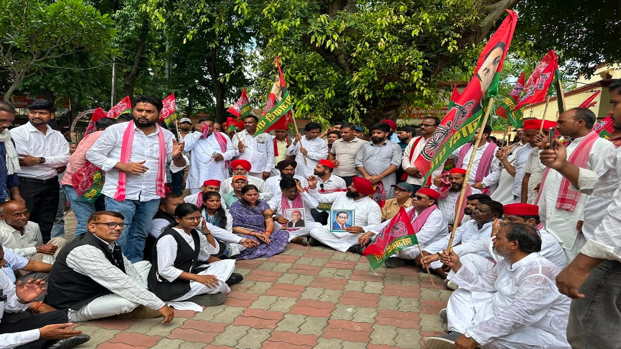 धरने पर बैठे सपा नेता और कार्यकर्ता