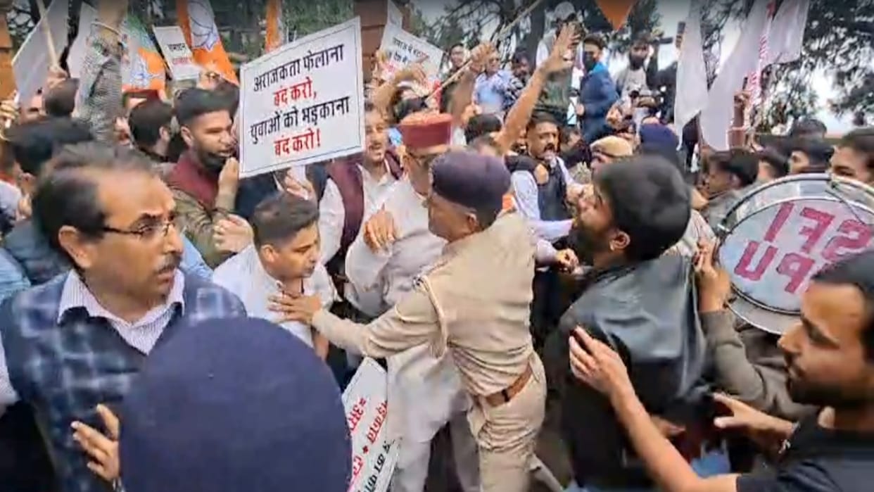 Video: BJP and SFI activists confront each other during a protest outside the Shimla DC office; loud sloganeer