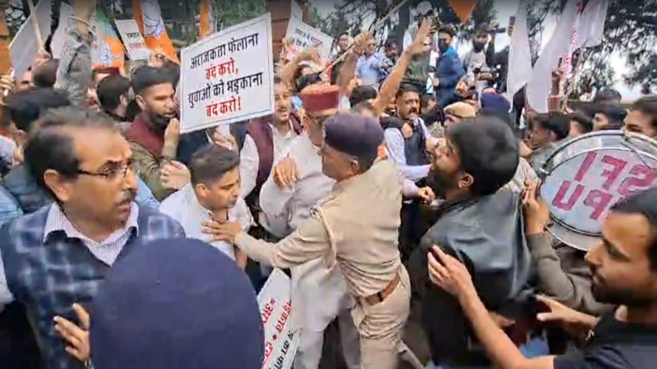 सीटीओ चाैक पर भिड़े एसएफआई और भाजपा कार्यकर्ता।