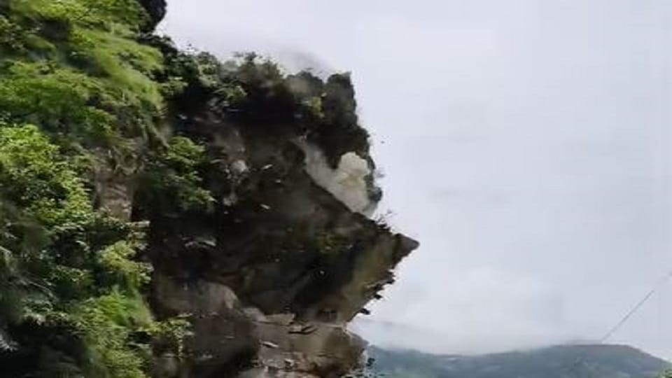 तवाघाट-मलघाट के बीच बड़ा भूस्खलन