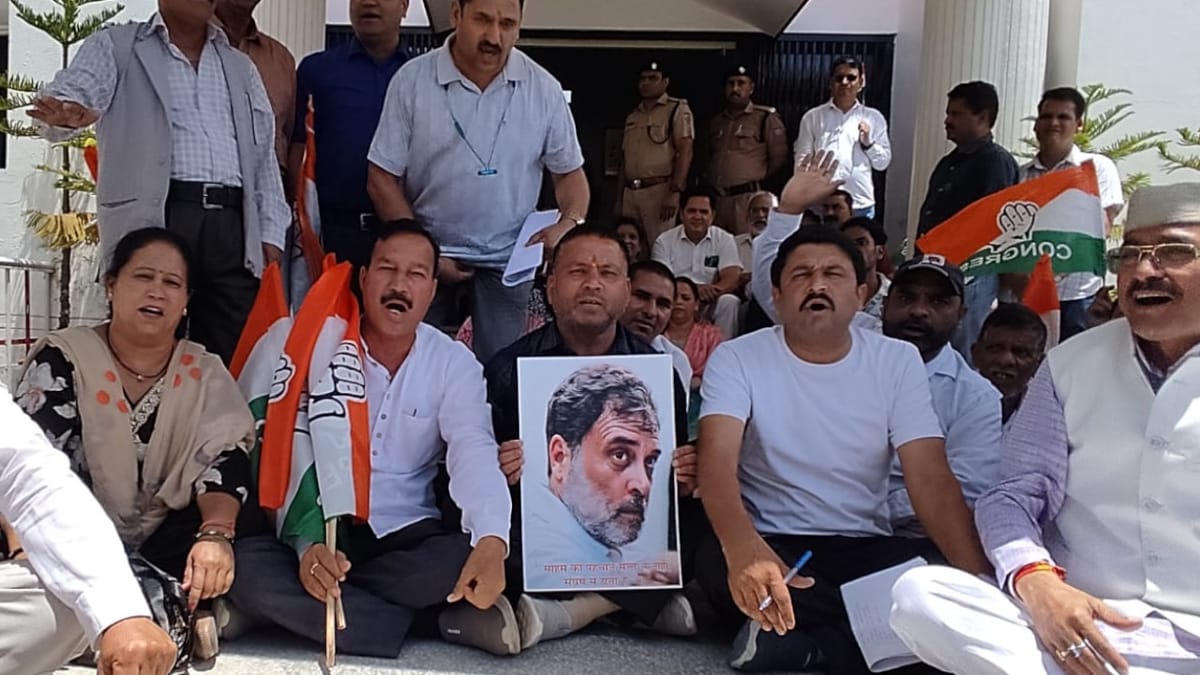 उत्तराखंड: गोपेश्वर और टिहरी में कांग्रेसियों का हल्लाबोल, जंतर-मंतर पर छात्रों पर लाठीचार्ज के खिलाफ प्रदर्शन