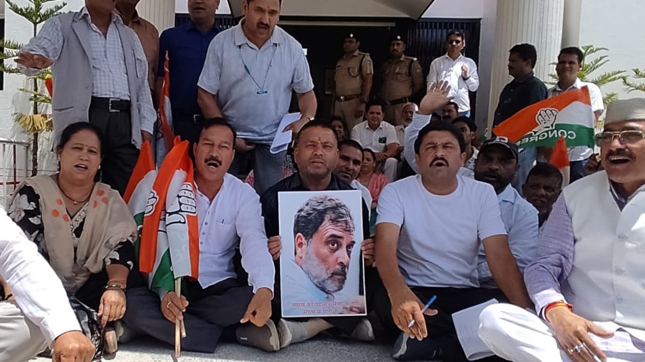 कांग्रेस कार्यकर्ताओं का धरना प्रदर्शन