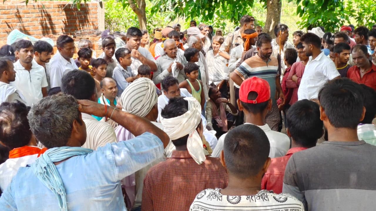 घटना के बाद गांव में गुटे ग्रामीण