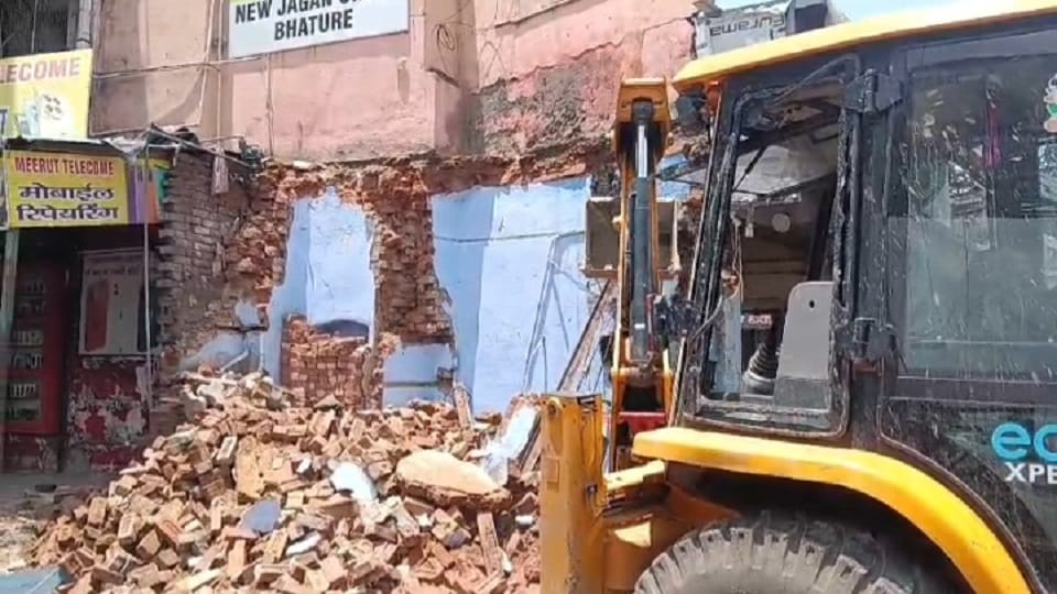 Meerut: Bulldozer razes famous chhole-bhature shop at Hapur Adda