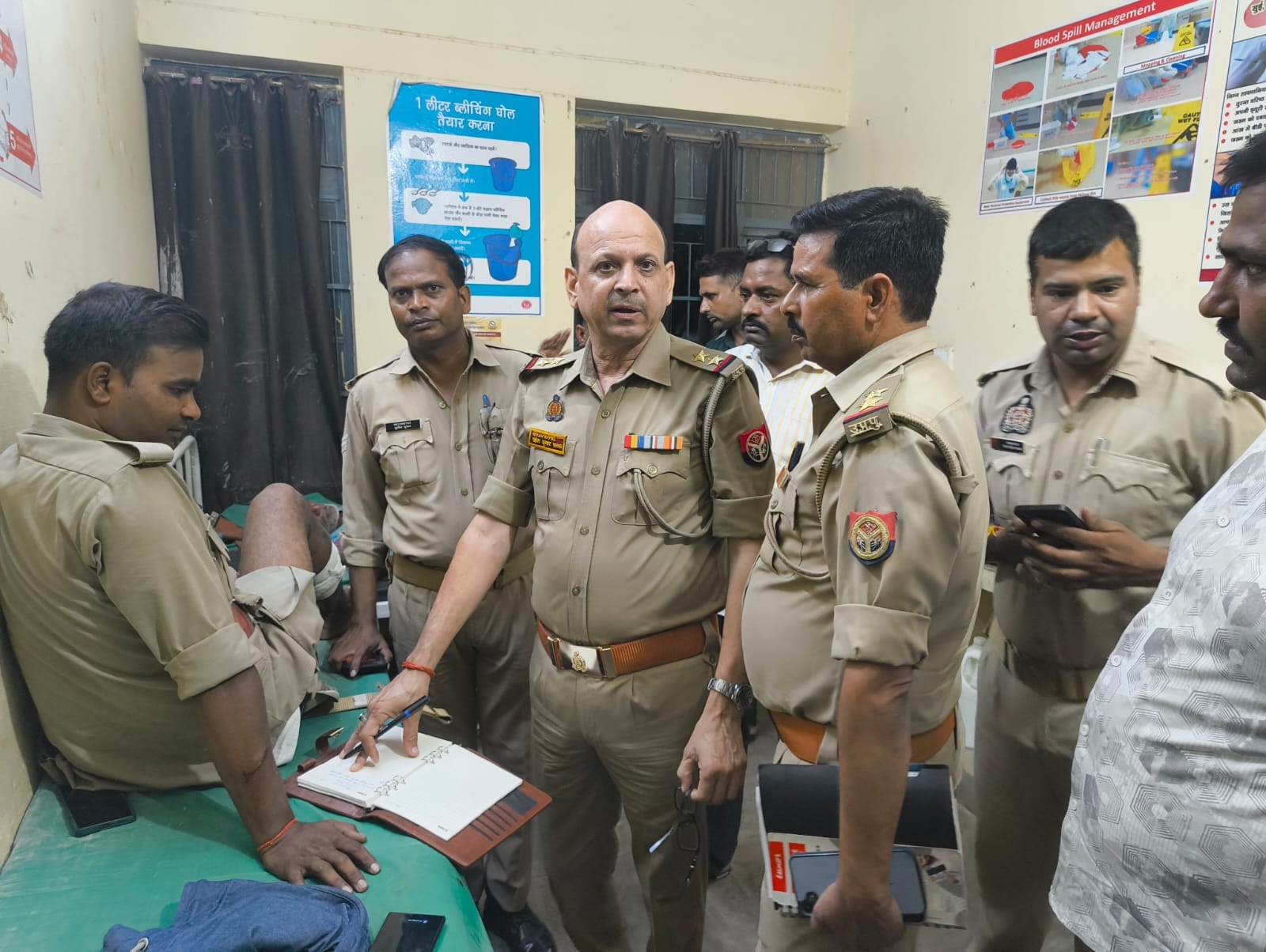 अस्पताल में जानकारी जुटाते पुलिसकर्मी