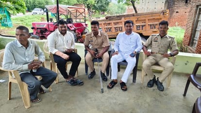 बहरिया में सपा नेता और पूर्व जिला पंचायत सदस्य विकास निगम को पुलिस ने किया हाउस अरेस्ट।