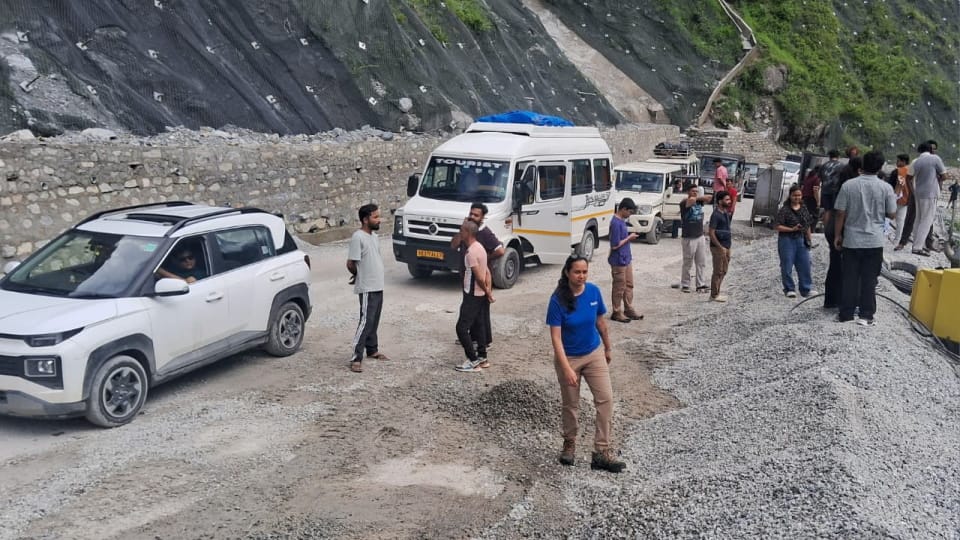 Badrinath Highway Traffic halted for three hours at Bhandarpani pilgrims Stuck in traffic Jam
