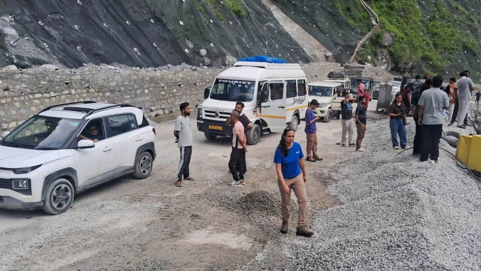 बदरीनाथ हाईवे पर जाम में फंसे श्रद्धालु