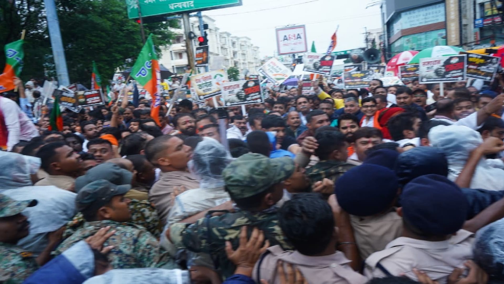 रायपुर में बीजेपी-कांग्रेस में टकराव।