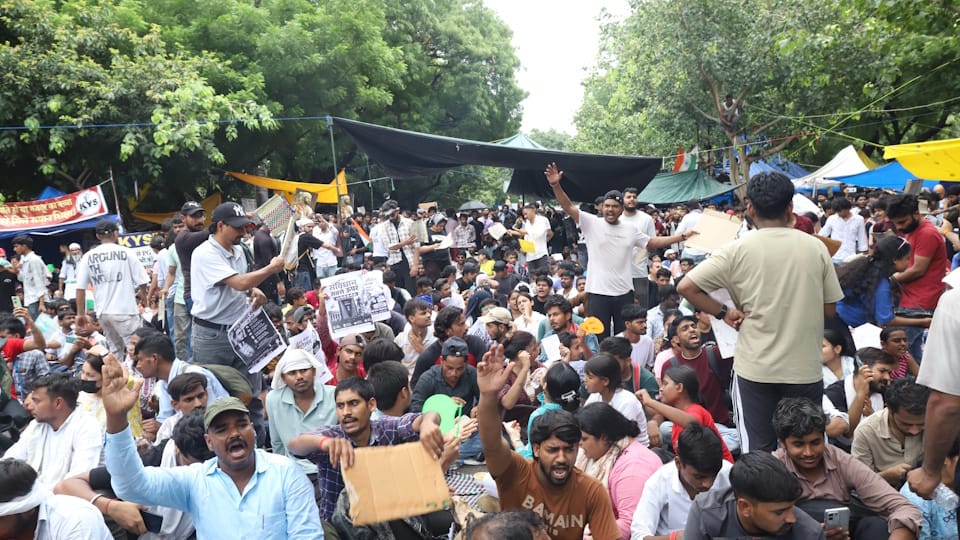 Cjp Protest:न बारिश का डर, न दबाव की परवाह, अपनी मांगों पर कायम 'कॉकरोच'  आंदोलन; जूते-चप्पल किए गए प्रदर्शित - Cjp Neet Protest Enters Day 32 As  Demonstrators Refuse To Back Down