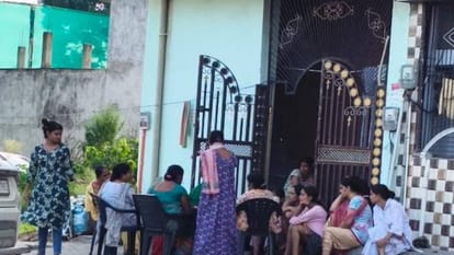घर पर जुटी महिलाओं की भीड़।