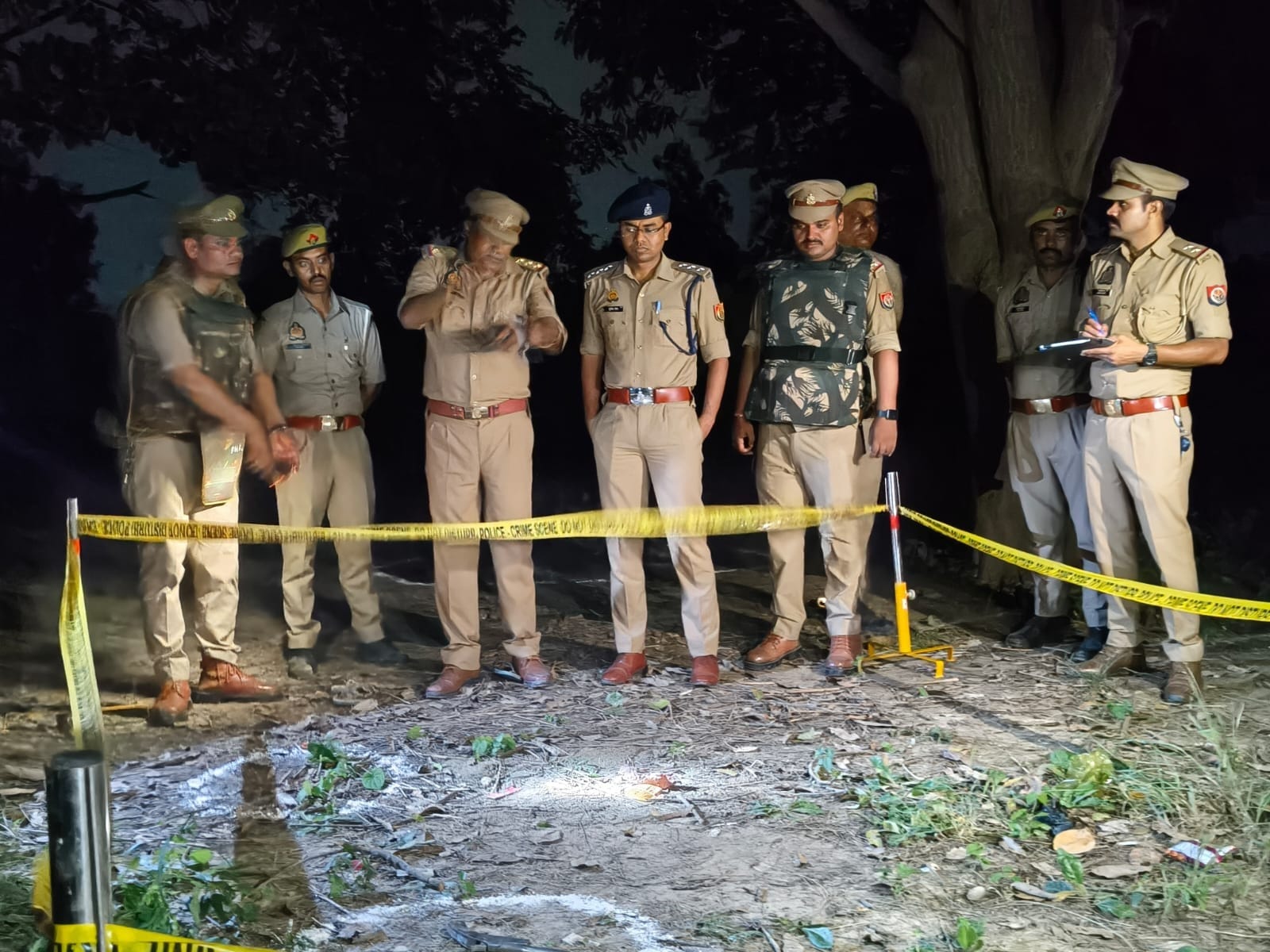 घटनास्थल पर जांच करते पुलिसकर्मी