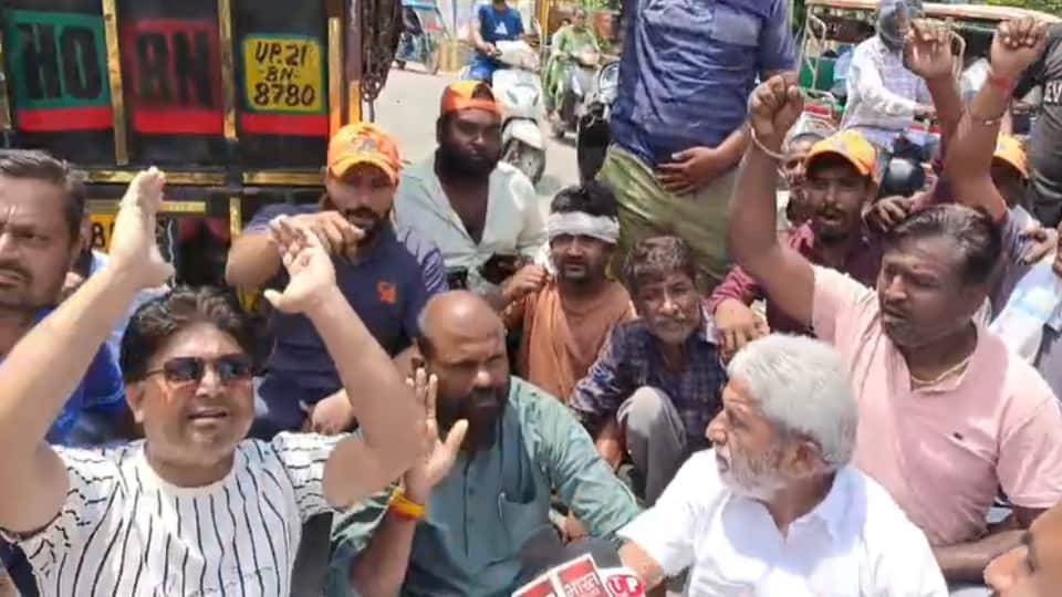 Meerut: Two Sanitation Workers Hit by Vehicle While Cleaning Divider, Colleagues Protest