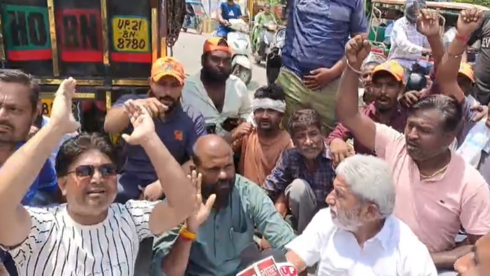 Meerut: Two Sanitation Workers Hit by Vehicle While Cleaning Divider, Colleagues Protest