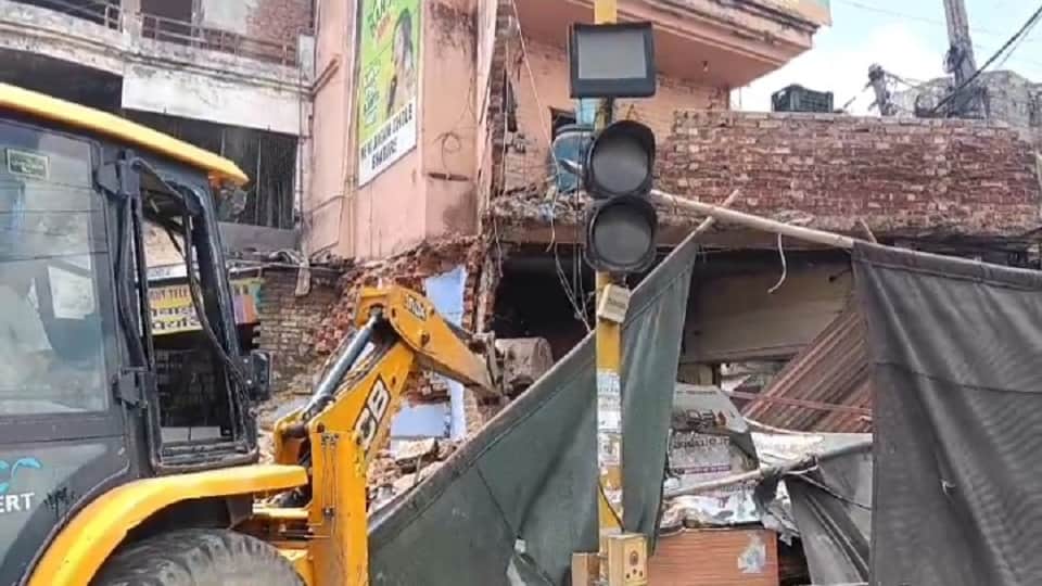 Meerut: Bulldozer razes famous chhole-bhature shop at Hapur Adda