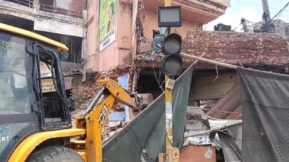 Meerut: Bulldozer razes famous chhole-bhature shop at Hapur Adda