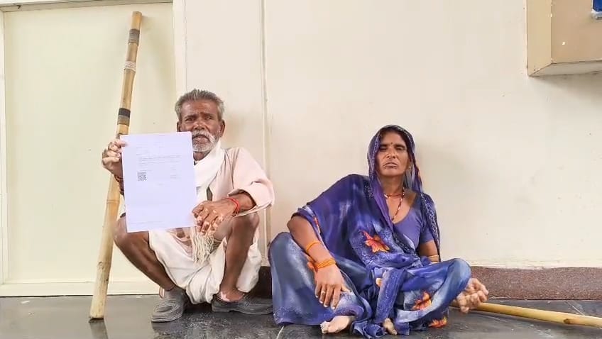 Disabled Couple Alleges Inaction Despite FIR! Accused Roaming Free In Ujjain's Khachrod, Seek Collector's Help