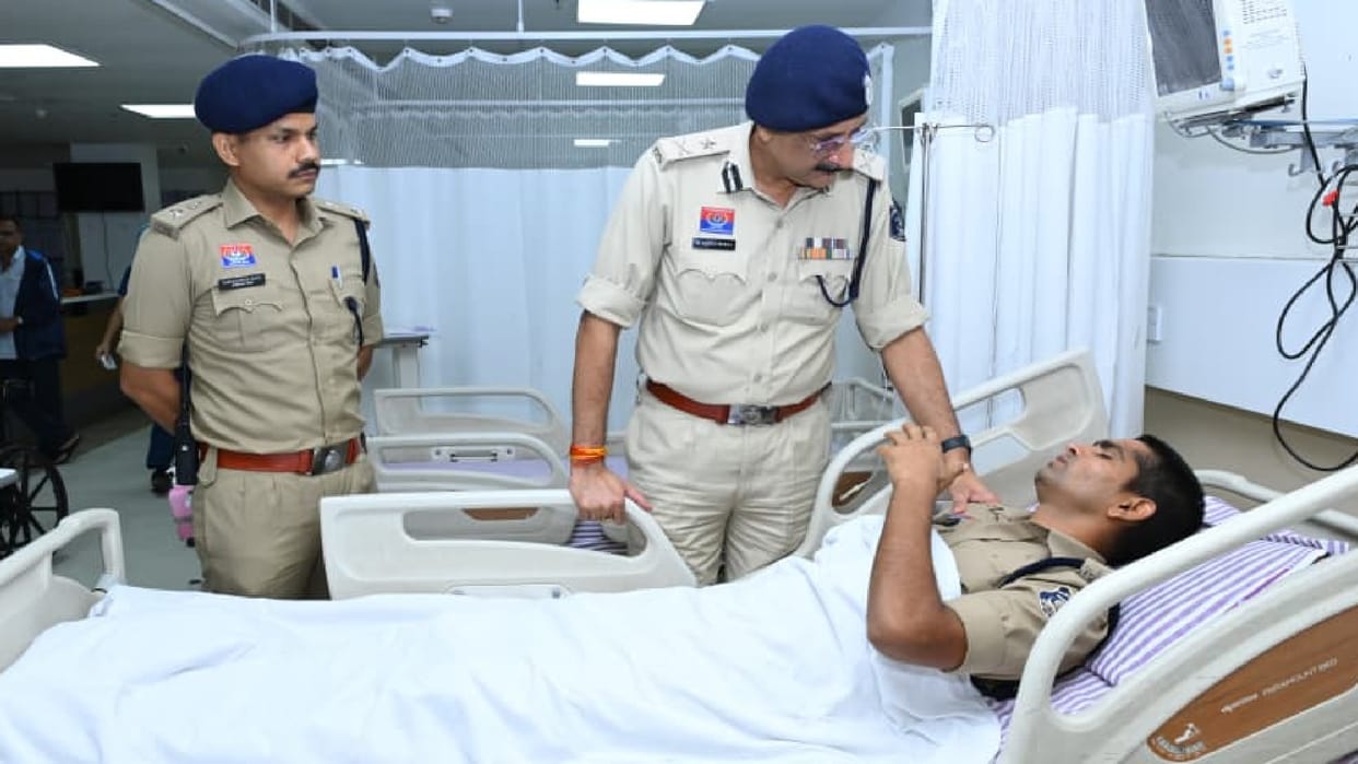 Police commissioner visits 16 police personnel injured in rally in hospital, reviews treatment in Raipur