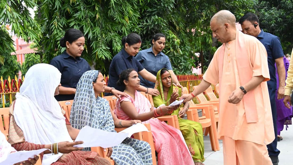 CM Yogi Adityanath listened to complaints of 200 people in Janata Darshan in Gorakhpur