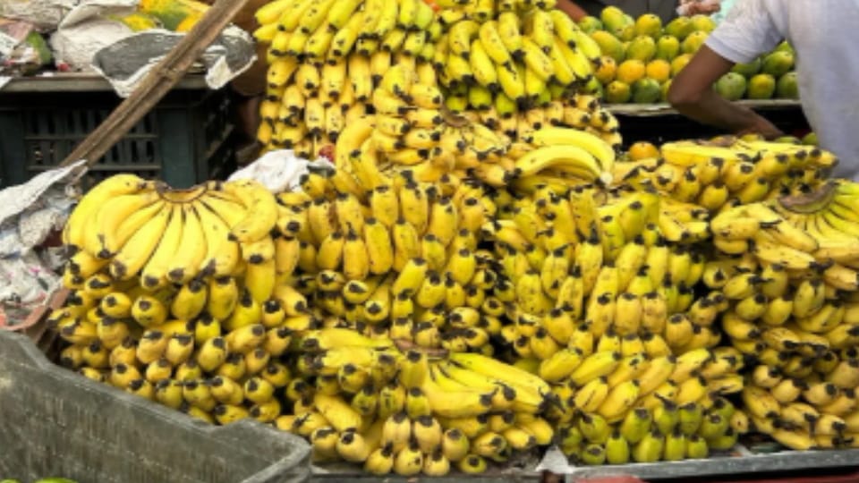 Customer and Fruit Seller Fight in Baghpat Over Expensive Bananas, Video Goes Viral
