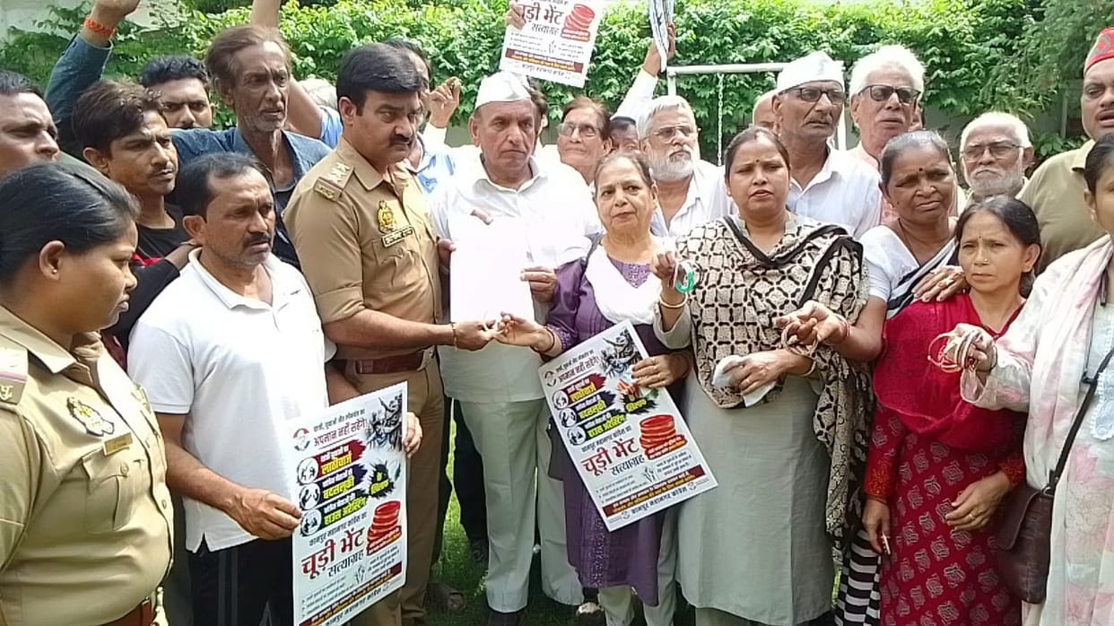 Kanpur Congress holds protest Bangle offering Satyagraha at the city unit president residence