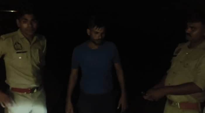 Auraiya Young man jumps off Yamuna bridge after dispute with wife police rescue him safely