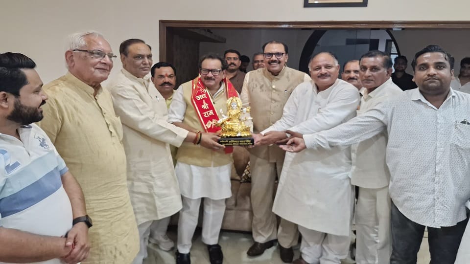Meerut: Union Minister of State SP Singh Baghel visited the Bovine Research Institute