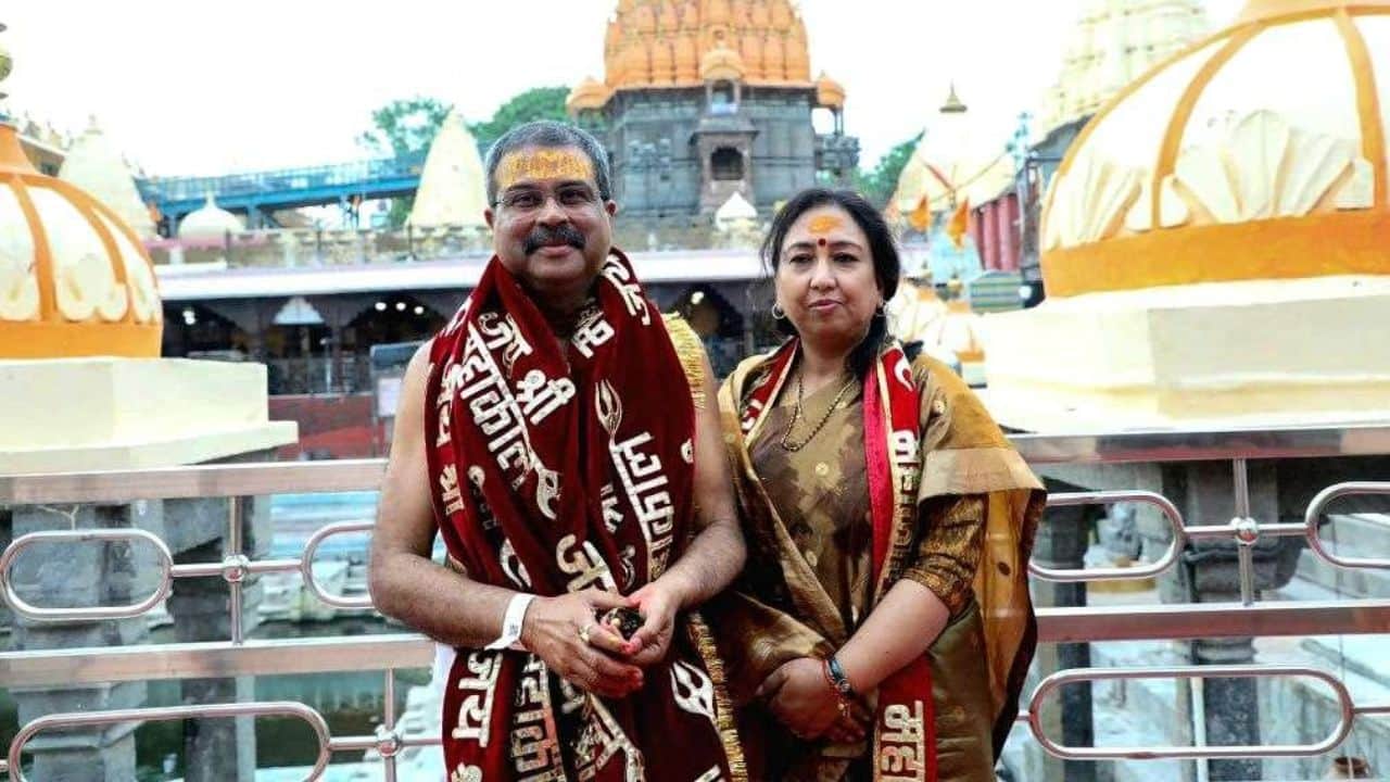 केंद्रीय शिक्षा मंत्री धर्मेंद्र प्रधान और उनकी पत्नी मृदुला ठाकुर। (फाइल फोटो)