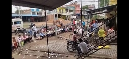 खाद केंद्र पर इतंजार करते किसान
