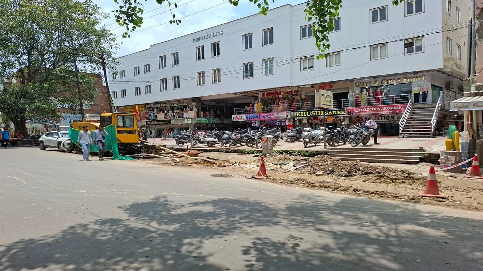 Road Digging Continues Despite Ban, Deep Pits Raise Safety Concerns During Monsoon