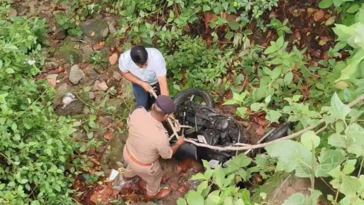 खाई में मिली बाइक