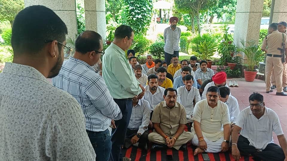 MLA staged a sit-in at Mandi Parishad over the non-preparation of the layout of the community hall Rudrapur