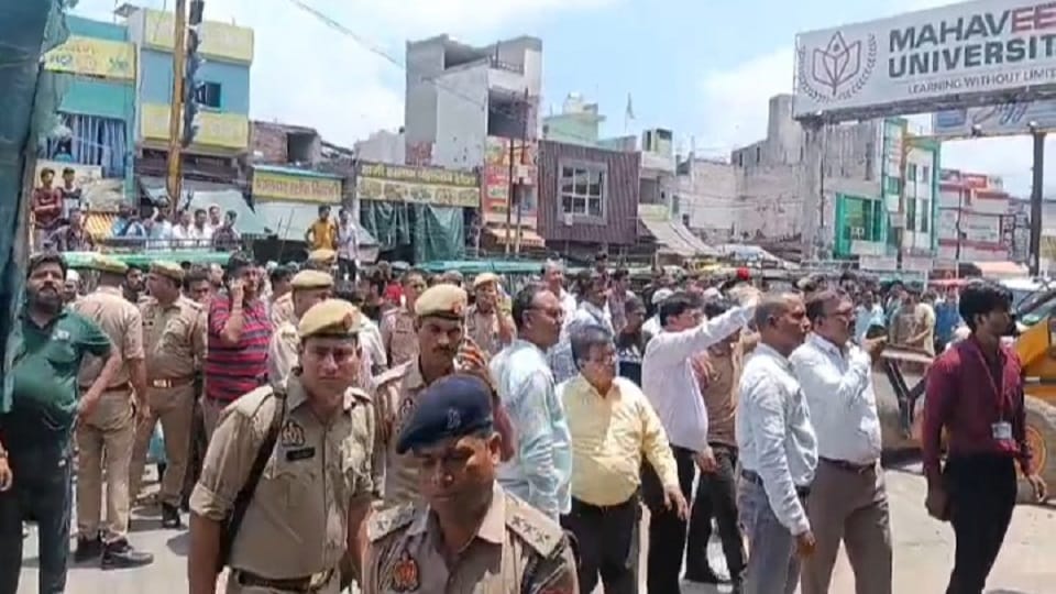 Meerut: Bulldozer razes famous chhole-bhature shop at Hapur Adda