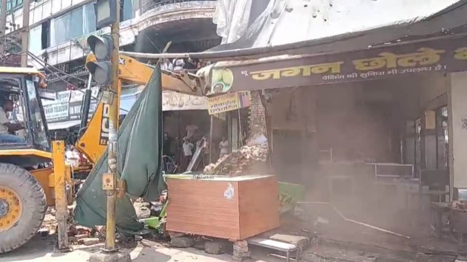 Meerut: Bulldozer Action at Famous Jagan Chole Bhature Shop in Meerut, Owner Claims Court Stay Was Ignored