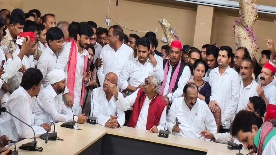 Rampur: SP delegation visits Jauhar University and meets students; targets the government over the demolition