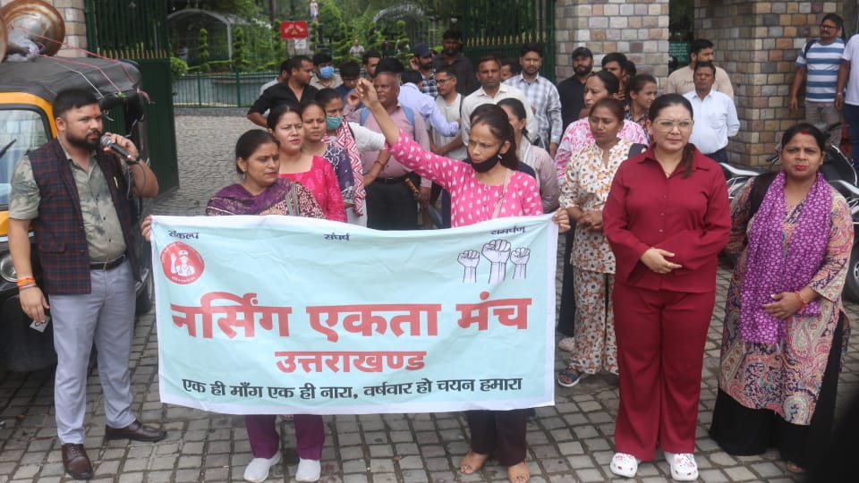 Nursing Ekta Manch Unemployed workers marched towards  CM's residence one  attempted to slit veins