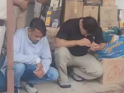 पुलिस की गिरफ्त में आरोपी।