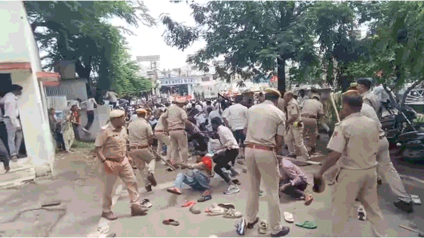 पुलिस ने किया लाठीचार्ज