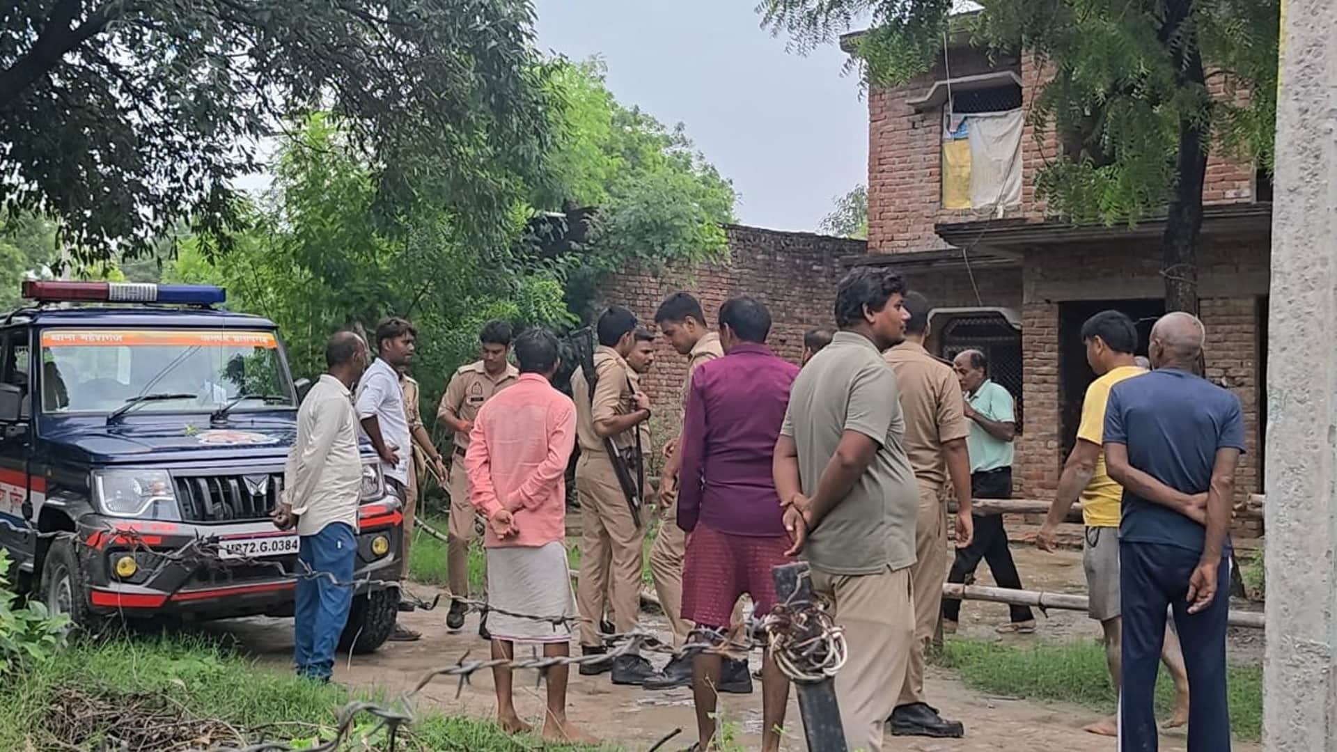 प्रतापगढ़ के अठैसा गांव में हत्या के बाद मौके पर पहुंची पुलिस।