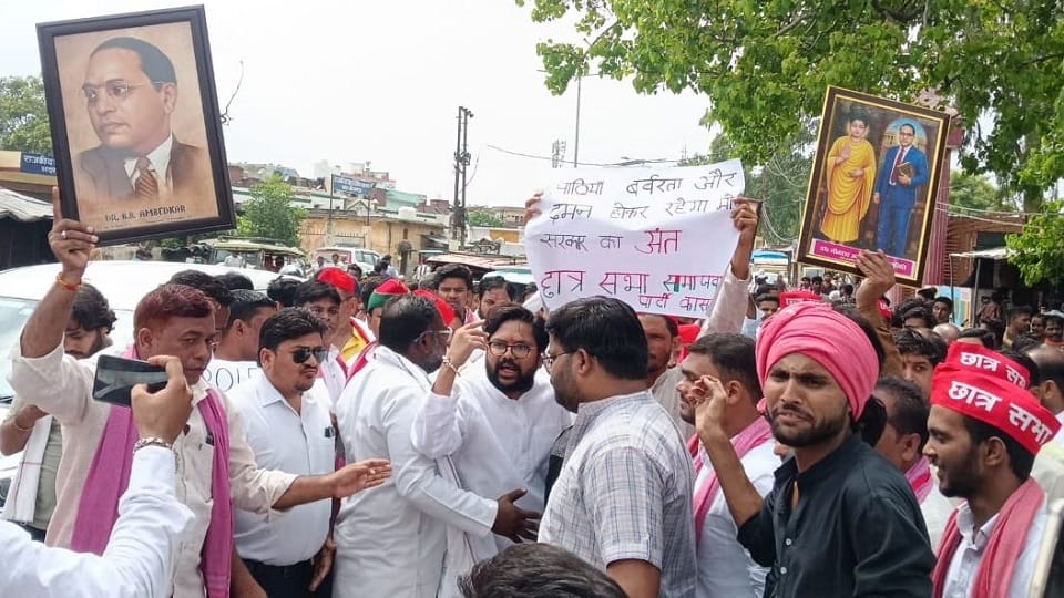 SP protests in Kasganj against lathi-charge on students in Delhi