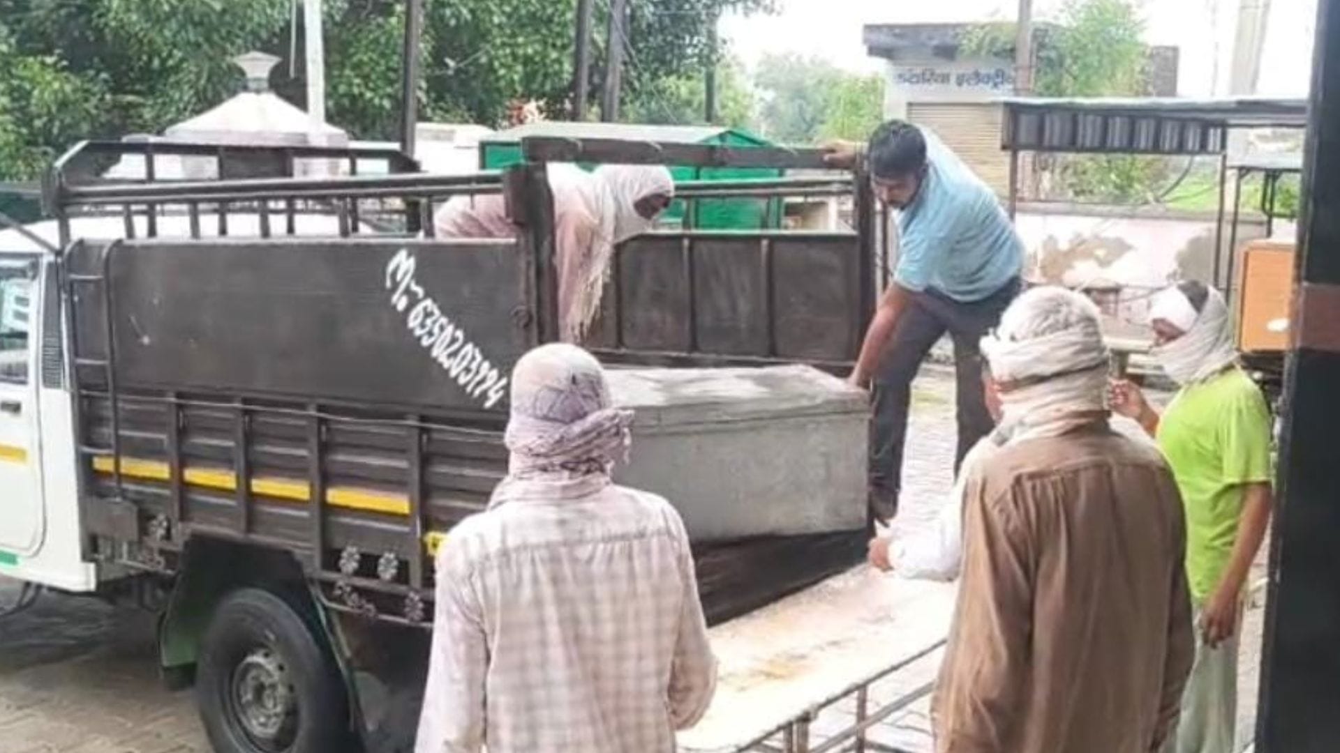 पत्नी की हत्या कर इसी बक्से में छिपाया था शव