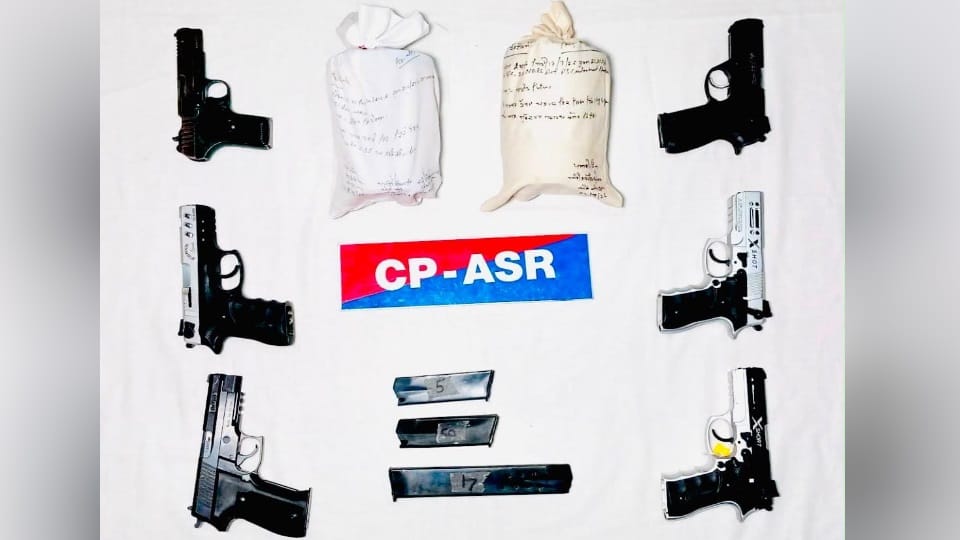 Crackdown on cross-border smuggling network Amritsar police two arrested six pistols heroin seized