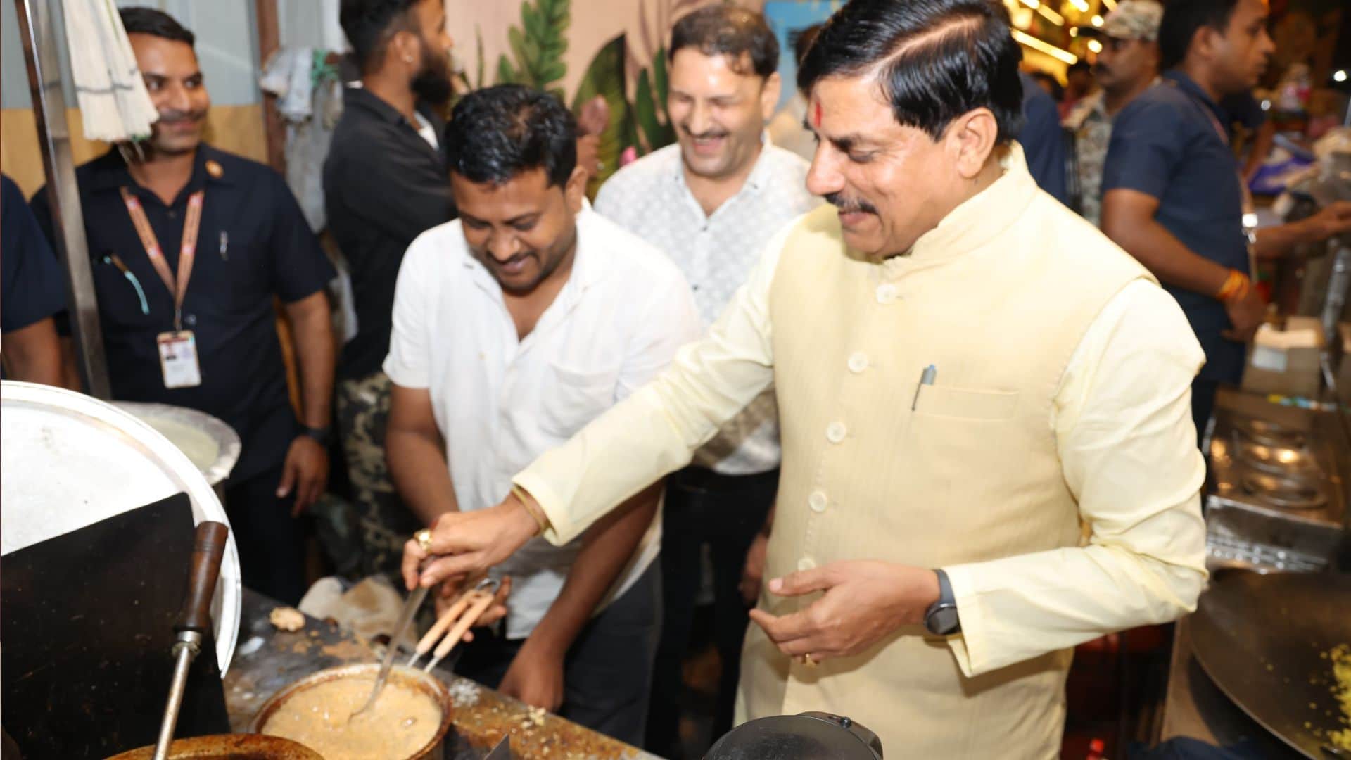 सीएम मोहन यादव चाय बनाते हुए